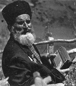 Ширали Муслимов (Азербайджан) слушает радио