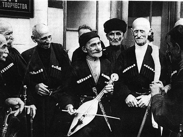 Грузинский ансамбль песни пляски, в котором все участники старше 100 лет